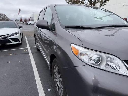 2020 Toyota Sienna XLE