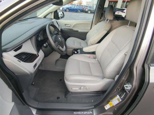 2020 Toyota Sienna XLE