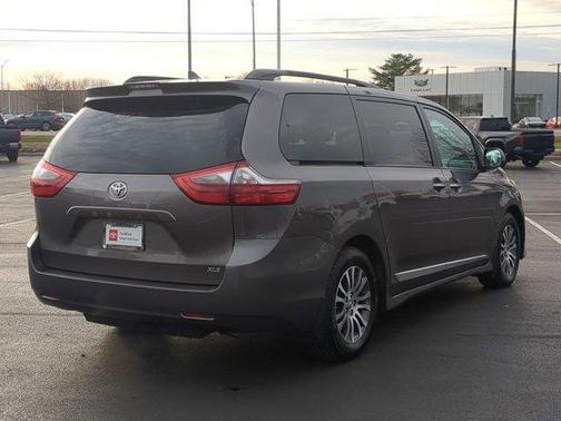 2020 Toyota Sienna XLE
