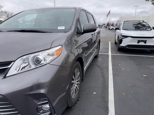 2020 Toyota Sienna XLE