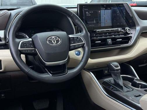 Moon Dust 2021 Toyota Highlander Hybrid Platinum