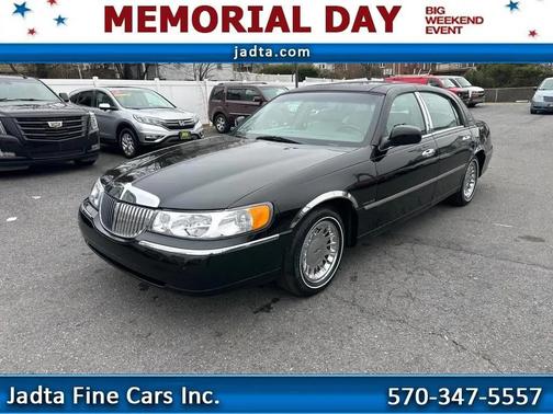 Black Clearcoat 2002 Lincoln Town Car Cartier