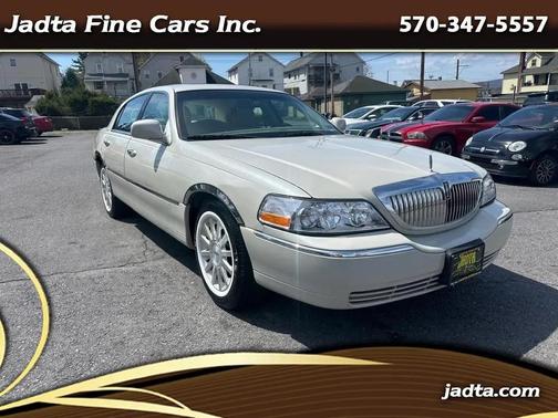 Pearl White 2007 Lincoln Town Car Signature