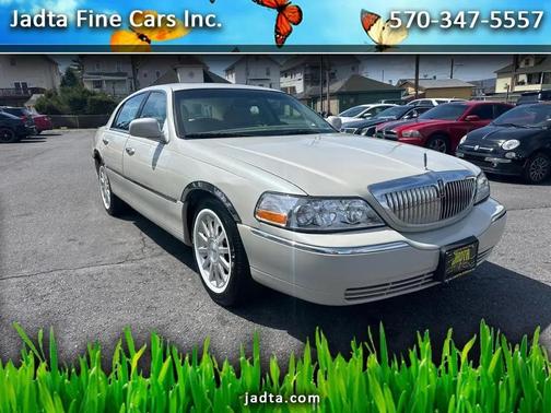 Pearl White 2007 Lincoln Town Car Signature