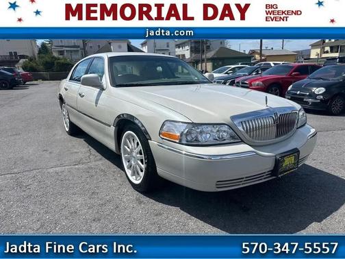 Pearl White 2007 Lincoln Town Car Signature