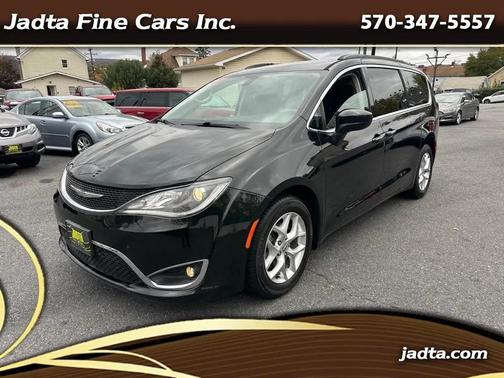 Brilliant Black Crystal Pearlcoat 2017 Chrysler Pacifica Touring