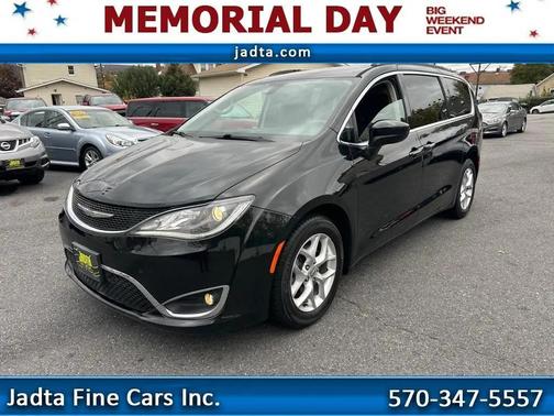 Brilliant Black Crystal Pearlcoat 2017 Chrysler Pacifica Touring