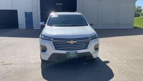 Iridescent Pearl Tricoat 2023 Chevrolet Traverse Premier