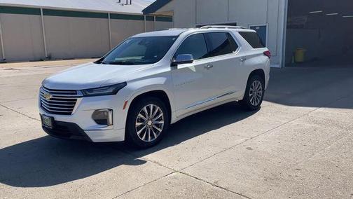 Iridescent Pearl Tricoat 2023 Chevrolet Traverse Premier