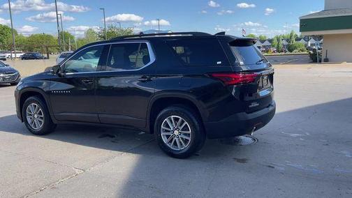 Mosaic Black Metallic 2022 Chevrolet Traverse LT Cloth