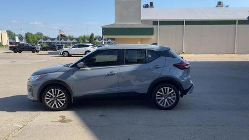 Boulder Gray Pearl 2023 Nissan Kicks SV