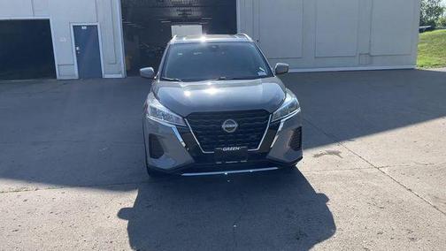 Boulder Gray Pearl 2023 Nissan Kicks SV