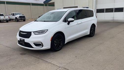 2023 Chrysler Pacifica Touring-L