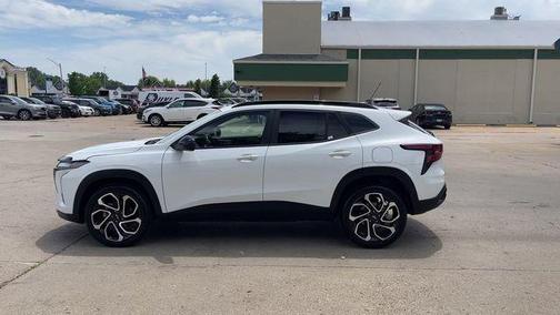 Summit White 2025 Chevrolet Trax 2RS