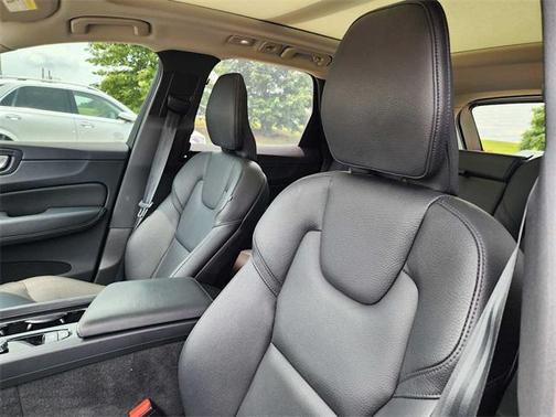 2023 Volvo XC60 B5 Plus Dark Theme