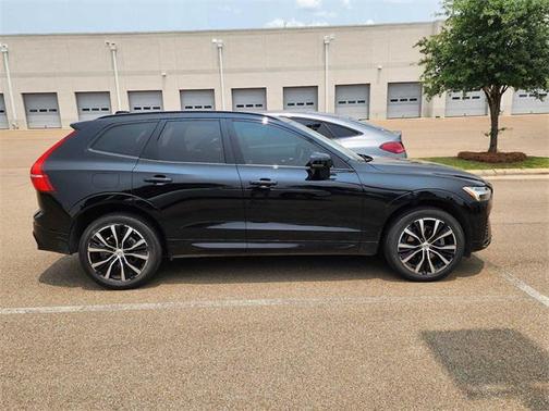 2023 Volvo XC60 B5 Plus Dark Theme