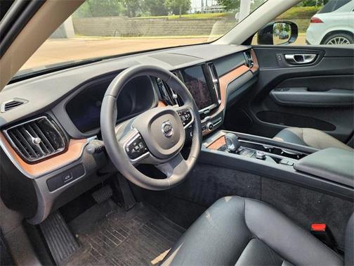 2023 Volvo XC60 B5 Plus Dark Theme
