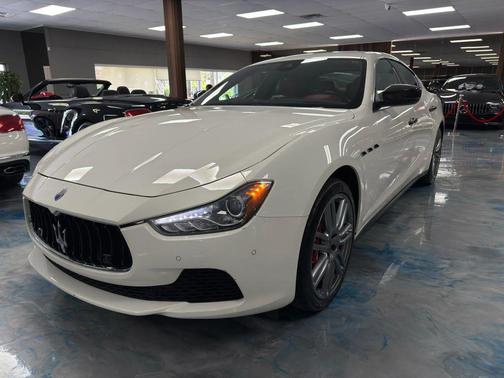 Bianco 2017 Maserati Ghibli S Q4