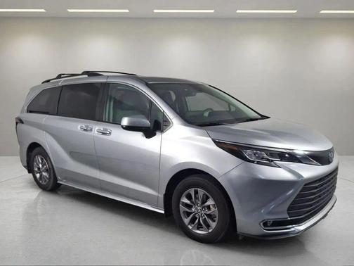 2022 Toyota Sienna XLE