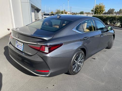 2025 Lexus ES 300h Base