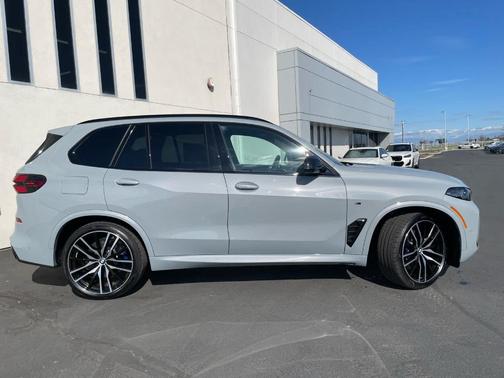 2025 BMW X5 M60i