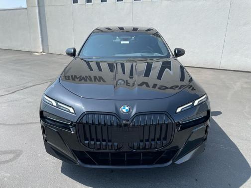 2023 BMW 740 i