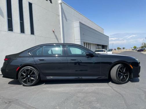 2023 BMW 740 i