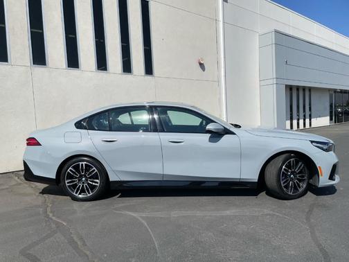 2025 BMW 530 i xDrive