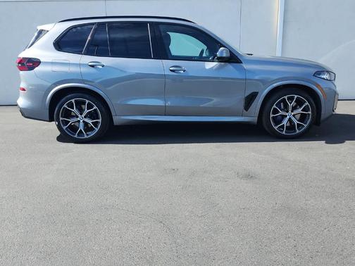 Gray Metallic 2024 BMW X5 xDrive40i