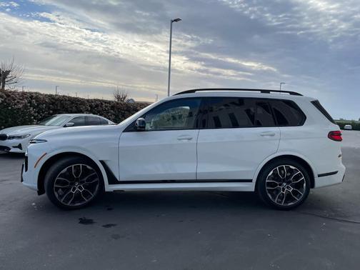 2025 BMW X7 M60i