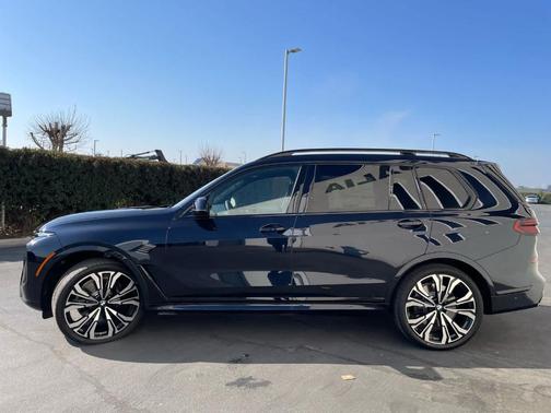 2025 BMW X7 M60i