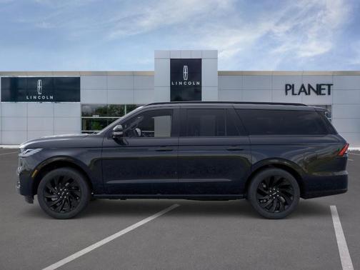 Infinite Black Metallic Clearcoat 2026 Lincoln Navigator Reserve