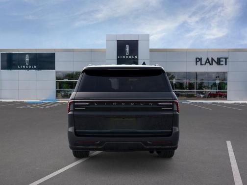 Infinite Black Metallic Clearcoat 2026 Lincoln Navigator Reserve