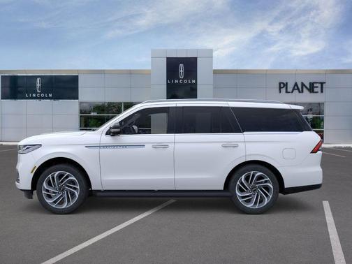 Pristine White Metallic Tri-Coat 2026 Lincoln Navigator Premiere