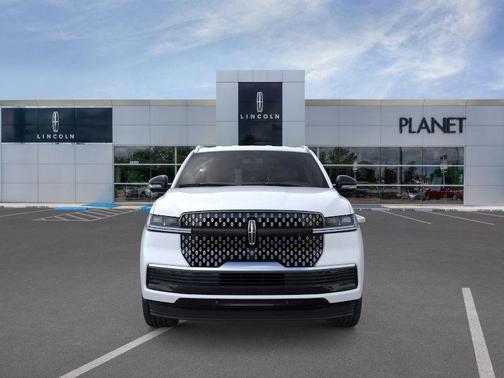 Pristine White Metallic Tri-Coat 2026 Lincoln Navigator Premiere
