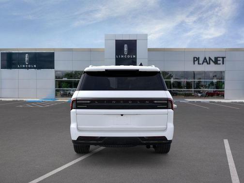 Pristine White Metallic Tri-Coat 2026 Lincoln Navigator Premiere