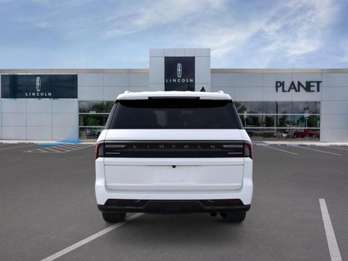 Pristine White Metallic Tri-Coat 2026 Lincoln Navigator Reserve