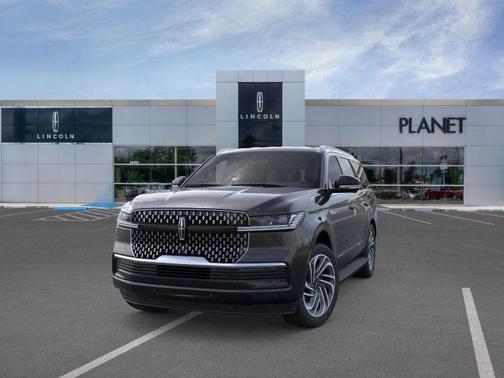 Infinite Black Metallic Clearcoat 2026 Lincoln Navigator Premiere