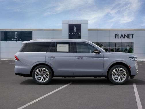 Gray Mist Metallic Tri-Coat 2027 Lincoln Navigator Reserve