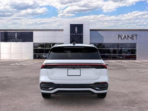 White Platinum Metallic Tri-Coat 2026 Lincoln Nautilus Black Label