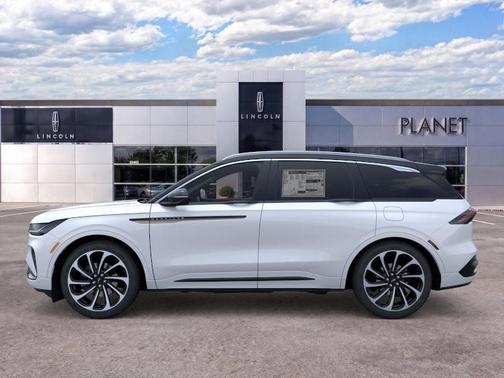 White Platinum Metallic Tri-Coat 2026 Lincoln Nautilus Black Label