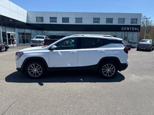 White 2022 GMC Terrain SLT