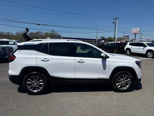 White 2022 GMC Terrain SLT