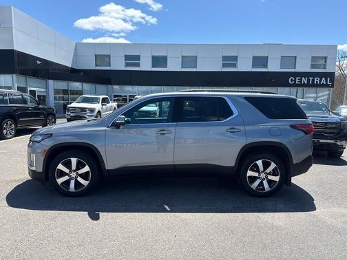 Sterling Gray Metallic 2023 Chevrolet Traverse LT Leather
