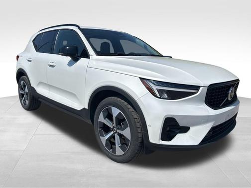 2024 Volvo XC40 B5 Plus Dark Theme