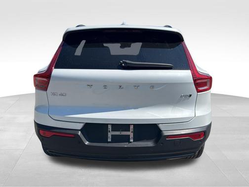2024 Volvo XC40 B5 Plus Dark Theme
