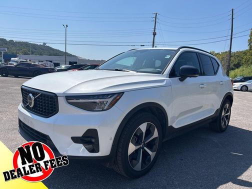 2024 Volvo XC40 B5 Plus Dark Theme