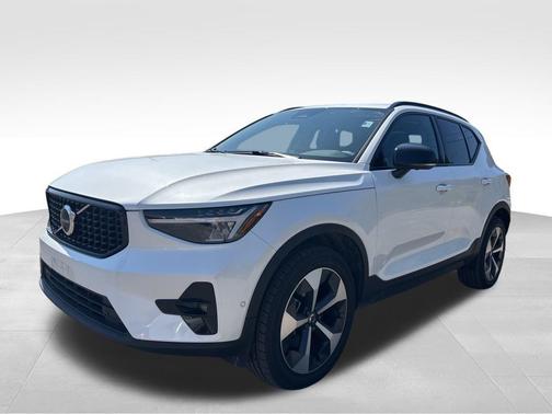 2024 Volvo XC40 B5 Plus Dark Theme