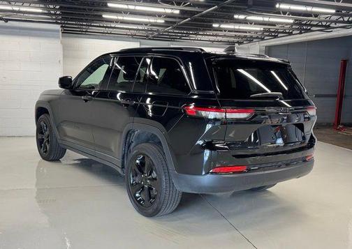 Diamond Black Crystal Pearlcoat 2023 Jeep Grand Cherokee Altitude