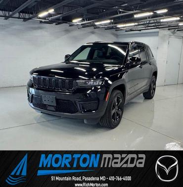 Diamond Black Crystal Pearlcoat 2023 Jeep Grand Cherokee Altitude